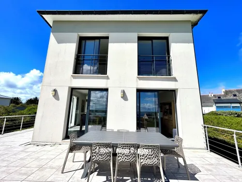Contemporary house 160 m2, sleeps 8 to 9, stunning sea view