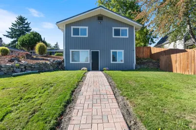 Remodeled 3 bedroom/ 2 story with AC 워드 호 주변 호텔