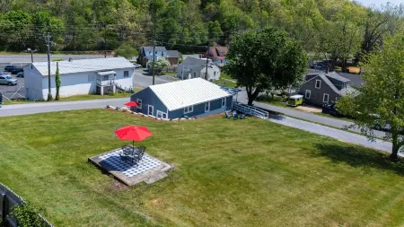 The All-American Cottage Seconds from Gypsy Hill Park! Kid and Pet friendly! Отели рядом с достопримечательностью «Университет Мэри Болдуин»