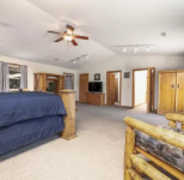 FALCON LODGE AND NATURE RETREAT Hotels in Laclede County