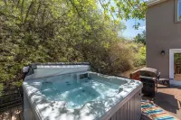 Ski Retreat near base of Cottonwoods with Hot Tub, BBQ, Games and Park