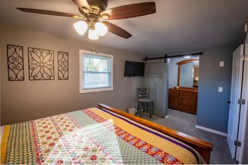 Cozy & Cheerful Home-2 Levels of Comfort!