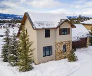 Winter Park Home w/views, heated garage, hot tub!