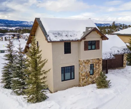 Winter Park Home w/views, heated garage, hot tub!