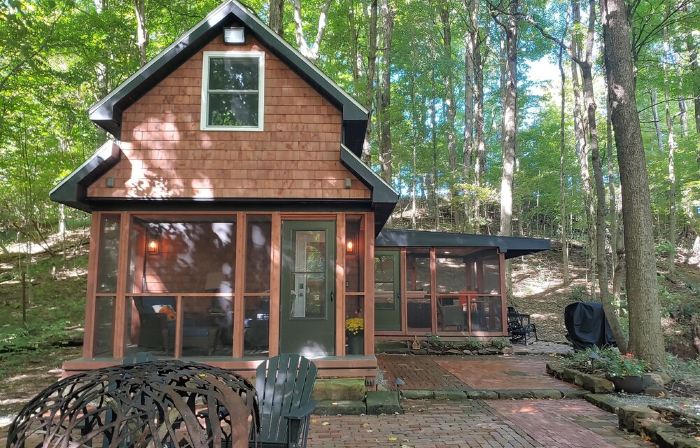 Couples Luxury Romantic Retreat w/Hot Tub, Nestled Inside the Woods w/Firepit