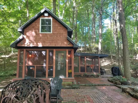 Luxury Romantic Couples Retreat w/ Hot Tub, Cabin in Woods, Fall Oasis w/Firepit