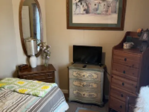 Amazing Location- Skiing Nearby, Hot Tub, TV & Huge Deck! Country Charm Inside! Hotels in Luray