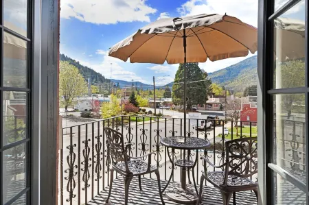 The Executive Suite- Apartment near the river! Отели в г. Рог Ривер