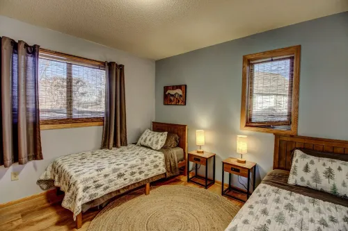 Private - 7 bed 3 bath Lake Cabin +Hot Tub +Dock +2 Pedal Boats +2 canoes +Sauna