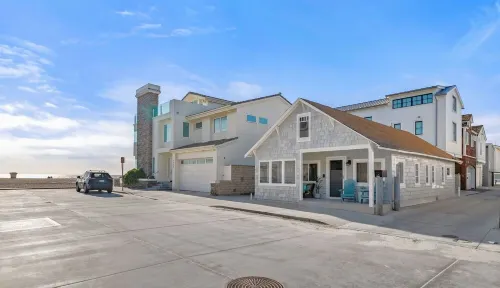 Newly Updated! - Oceanview Sea Gem Cottage- Bikes/ Boards,10 sec walk to beach