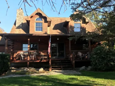 Cozy Log Home Hotel dekat Struchen Flats Park