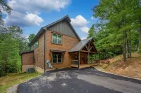 Splashtastic Cabin Indoor Pool + Outdoor Fireplace+ Theatre
