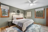 Luxury stay cabin EV ready, hot tub, fast wifi, sunroom, firepit & free cleaning