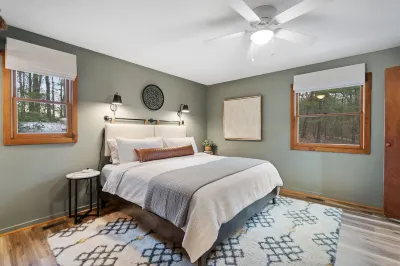 Luxury stay cabin EV ready, hot tub, fast wifi, sunroom, firepit & free cleaning Hotels near Bryce Mountain