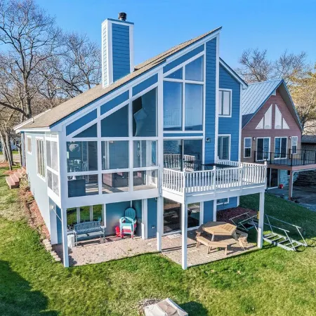 Lakefront Lux Living - Min to Downtown - Scenic View
