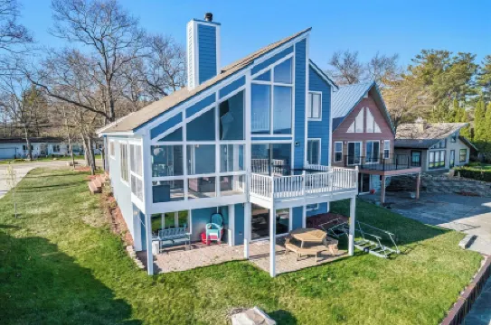 Lakefront Lux Living - Min to Downtown - Scenic View