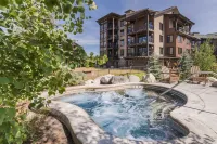 Beautifully renovated 1st floor condo just steps from Wildhorse Gondola
