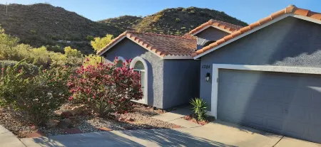 Desert Valley Stay - Mountain Views