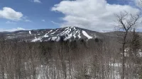 Spacious Townhome with breathtaking views of Mount Snow. 5 min Shuttle to ski