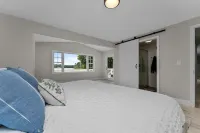 *CLEANING FEE WAIVED on 5+ Night Stay!*  Hot Tub, Dock, Fire Pit Beach/Pool