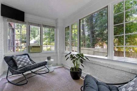 Charming, Cozy Home Close to Everything Downtown! Perfect for Large Groups!