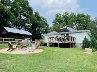 {Das Vogel Haus}Cheerful cottage getaway in Helen