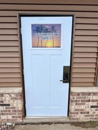 GREAT LOCATION!! Beautiful newly constructed large one bedroom retreat. Отели в г. Ишпеминг