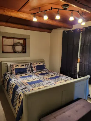 Payton's Place. A cozy cabin with private outdoor space pet friendly.