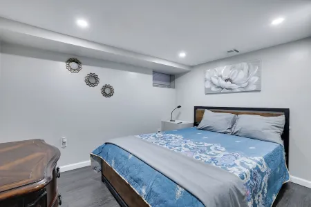 BEAUTIFUL NEWLY BUILT FOUR BEDROOM BASEMENT APARTMENT Отели рядом с достопримечательностью «Технологический институт Нью-Джерси»