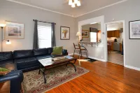 Comfy Cottage ✨ Minutes From Main St, Fenced in Backyard✨🏡