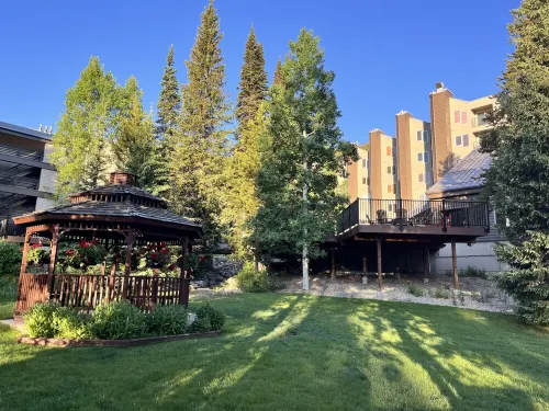 Top Floor Unit on the Corridor! Beautiful Alpine Views! 5 Min. Walk to WP Base!