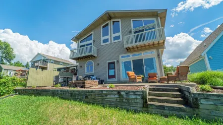 Close to Beach, Spacious Interior and Exterior, Panoramic Lake, Park, City Views