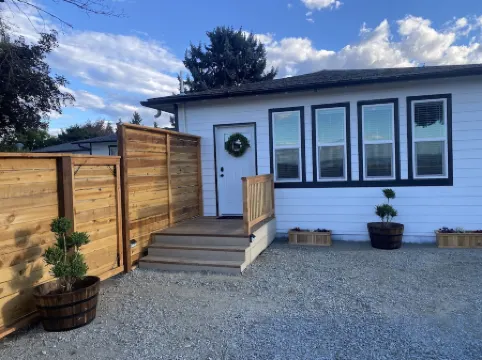 Newly renovated studio with farm and mountain view’s! 5 minutes to Jacksonville.