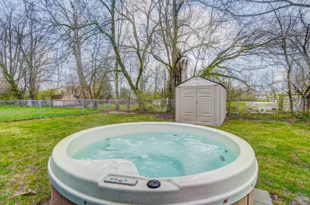 The Meeker House Charming 3/4 Bedroom Home w/ Hot Tub Отели рядом с достопримечательностью «Государственный университет Боулинг Грин»