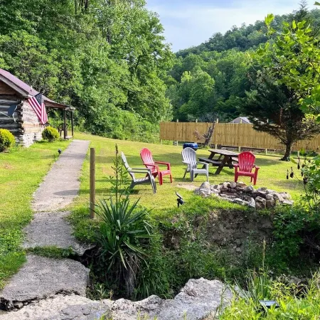 Quaint old fashioned cabin, Loft, Grill, Fire Pit!