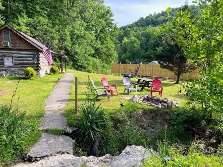 Quaint old fashioned cabin, Loft, Grill, Fire Pit! Отели рядом с достопримечательностью «Daniel Boone Campground in Red River Gorge»