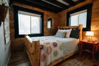 Secluded Rustic + Modern Log Cabin with hot tub by Stream,  luxury getaway