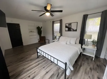 Charming home next to hospital Отели в г. Сандаски