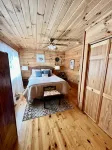 Serenity Meets Convenience - Honey Bear Log Cabin Near Downtown West Jefferson