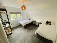 Cosy 2 bedroom detached home in Bromley with secure off-street parking Hotels near West Wickham