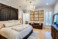 ★ Luxe Thomas Mansion ★ | hot tub, pool, fire pit!