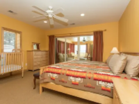 PRIVATE Luxury Lake Home with 5+ BR and Gourmet Kitchen-22 Foot Pontoon Included Hotels in La Grand Township