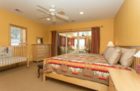 PRIVATE Luxury Lake Home with 5+ BR and Gourmet Kitchen-22 Foot Pontoon Included