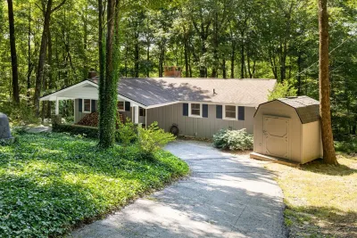 Peaceful Ivy Ridge - w/waterfalls, hikes + hot tub!