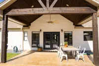 Modern Farmhouse on 7 acres w/pool, hot tub. Access Denton, pilot point, Celina,