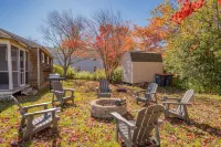 Salt Box by the Sea: Water View - Charming 3-bedroom Cottage in Wells! - 4성급