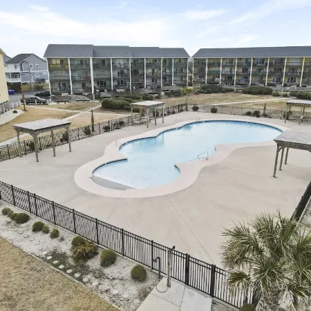 Oceanfront Condo w/Views, Pool + Parking
