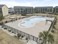 Oceanfront Condo w/Views, Pool + Parking - Beach