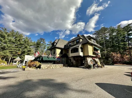 Spacious 3 bedroom Family Condo located 1 mile from downtown North Conway! Отели в г. Конуэй