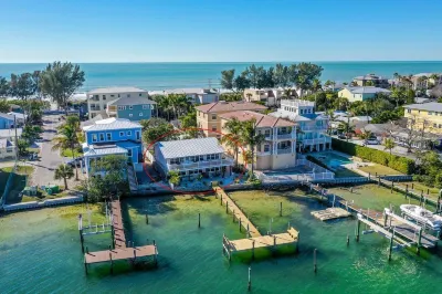 Beach+Dock+Pool+2 SUPs+2 Kayaks+Fishing+Water Views,Duplex,140 steps to Beach Hotels near Leffis Key Preserve